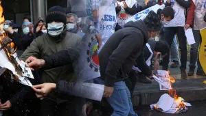 Kamu emekçileri bordrolarını yaktı