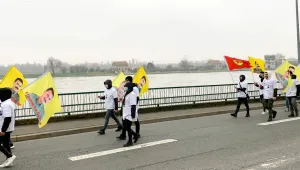 Gençlerden Paris'te uzun yürüyüş