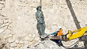 Diktatörün son heykeli de çöplüğe!
