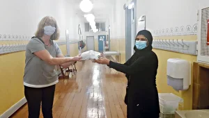 Berçem Kadın Meclisi’nden ilkokula maske yardımı