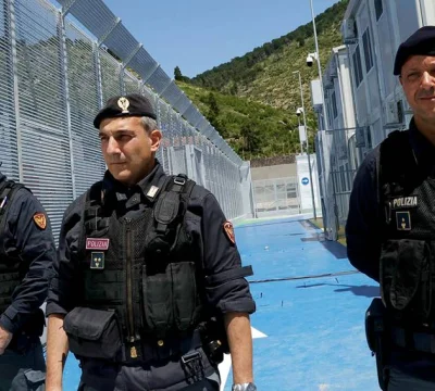 25 Afgan'a sınır dışı