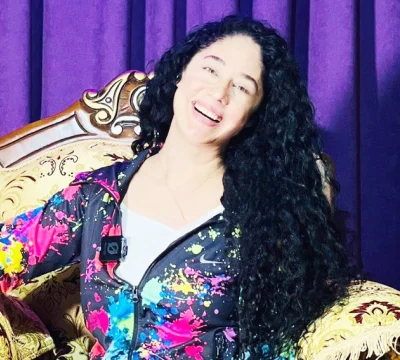 Bir kadın dünyaya bakıyor