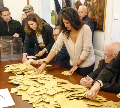 Aşırı sağ ve radikal sol güçleniyor