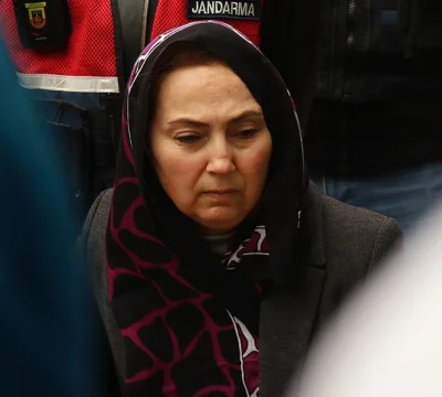 Jandarma eşliğinde cenazeye katıldı