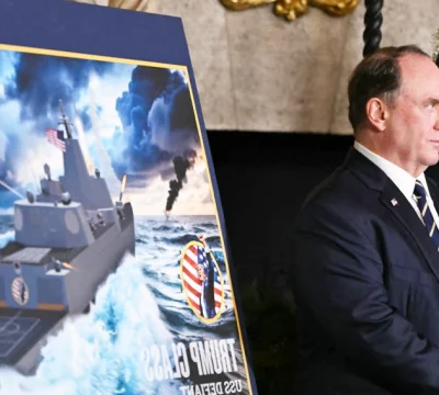 Trump'ın sadık dostu Phelan görevi bıraktı