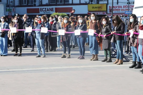 Amed'de kadın zinciri eylemi