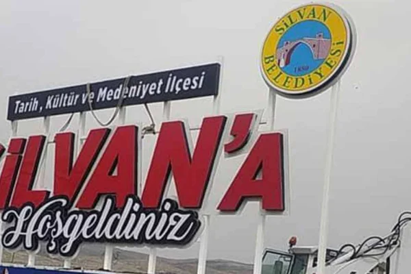 Çok dilli tabelayı tekleştirdiler!