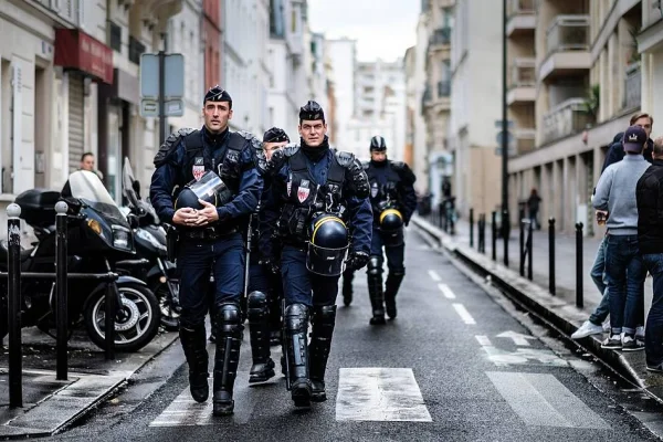 Batı’da adım adım polis devletine doğru