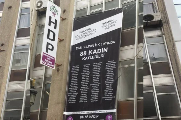 İstanbul Sözleşmesi pankartına da 'yasak' 