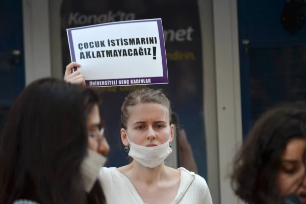 Çocuk istismarcısı kadına tacizden serbest bırakılmış