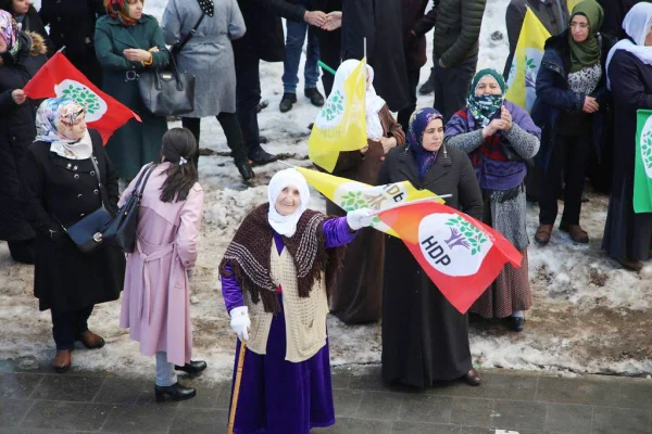 HDP’yi taşlamak