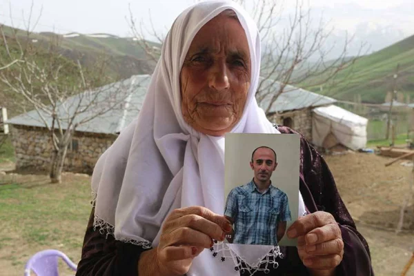 Oğlunu devletten istiyor