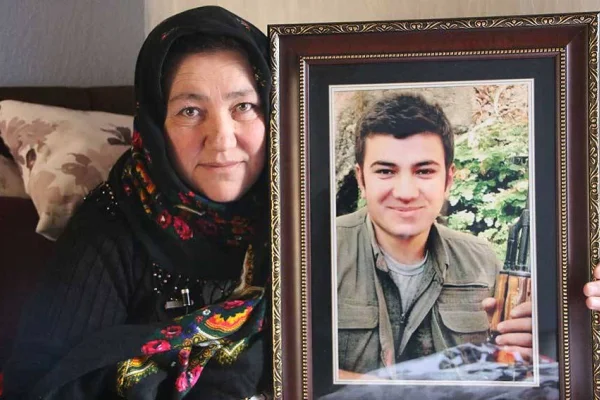 Bir avuç küle de razı