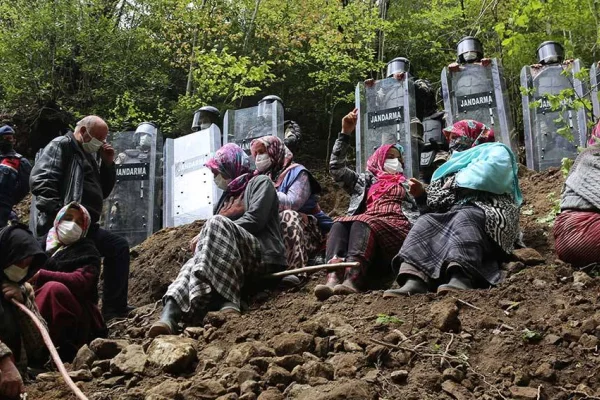 Ormanı devletten koruyorlar