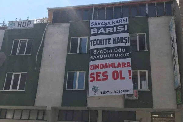 Açlık grevi pankartına gözaltı