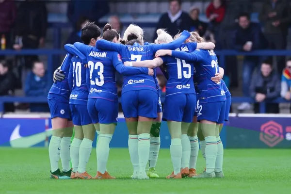 Chelsea şampiyonluk ödülünü aile içi şiddetle mücadeleye bağışladı
