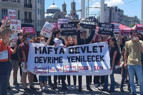 Protestocu gençlere saldırı