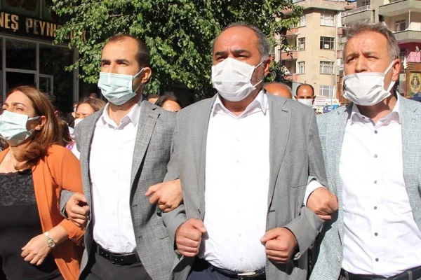 Polis terörüne rağmen yürüyüş