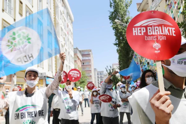 HDP’liler coşkuyla yürüyor