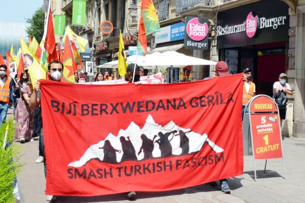 Gençler Strasbourg’da tecridi kınadı