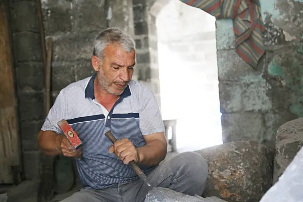 30 yıldır taşa şekil veriyor