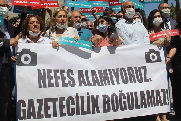 Gazeteciler polisi protesto etti