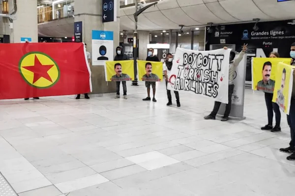 Paris’te gençlerden sivil itaatsizlik eylemi