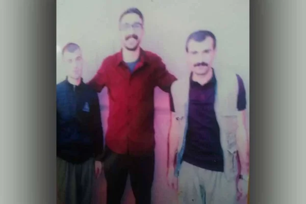 Polis cezaevini basıp iki tutsağı götürdü