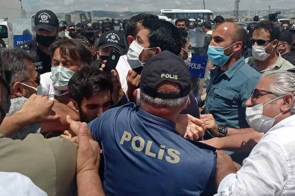Adalet Nöbeti’ne polis saldırısı