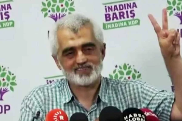 Dimdik girdi, öyle de çıktı