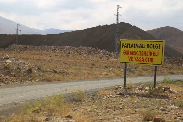 Taş ocağı Suveren’i esir aldı