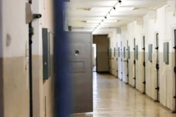 Kadın tutsağa cinsel taciz