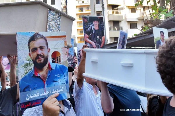 Beyrut'ta ailelerden tabutlu protesto