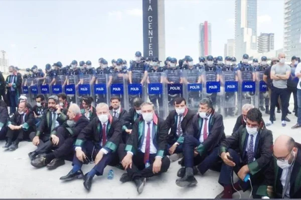 Baro başkanlarına polis saldırısı