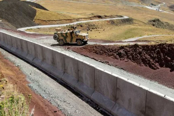 Sınıra ‘Çin Seddi’ gibi duvar