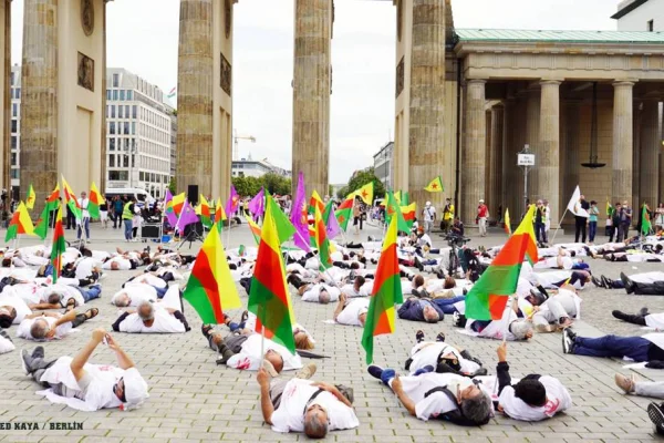 Kürt kırımına kefenli protesto