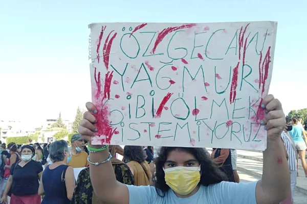 Elleri yakanızda!