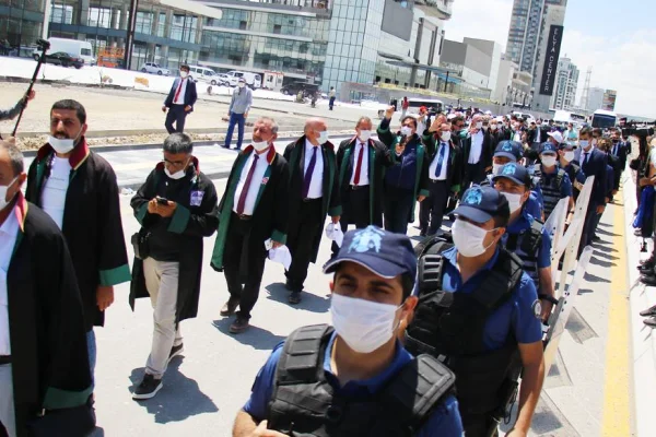 Hukukçular zorbalığı aştı