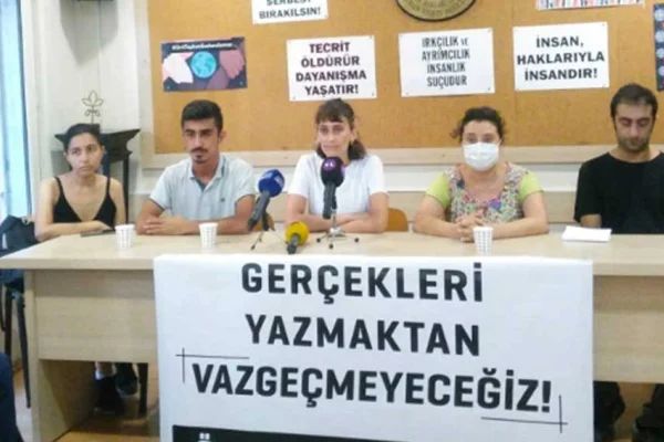 Gazetecilere marş eşliğinde işkence