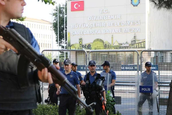 Kayyumlar halka karşı