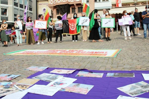 Afganistanlı kadınların yanındayız