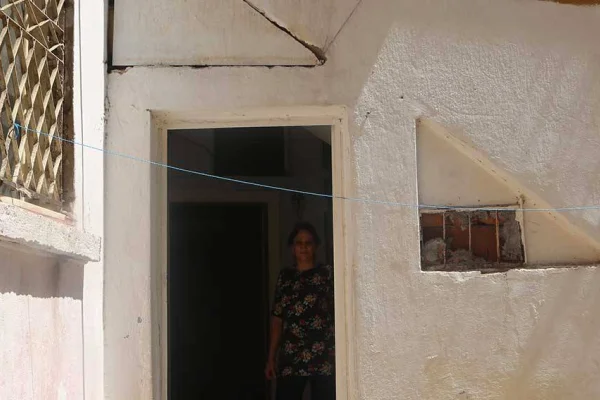 Evini yıkıp yoklukta bıraktılar