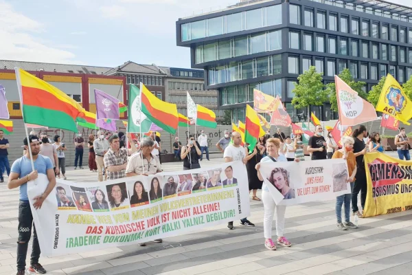 Kürtler dostlarıyla eylemde