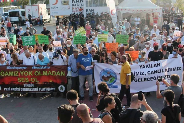 Çıkardıkları yangını söndürür gibi yaptılar