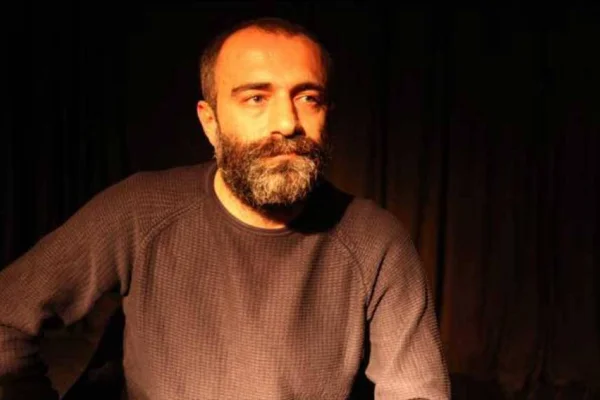 ‘Tiyatrocular devlete çok bel bağlıyor’