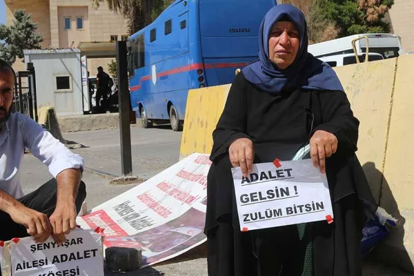 Şenyaşar: Ellerim yakalarında