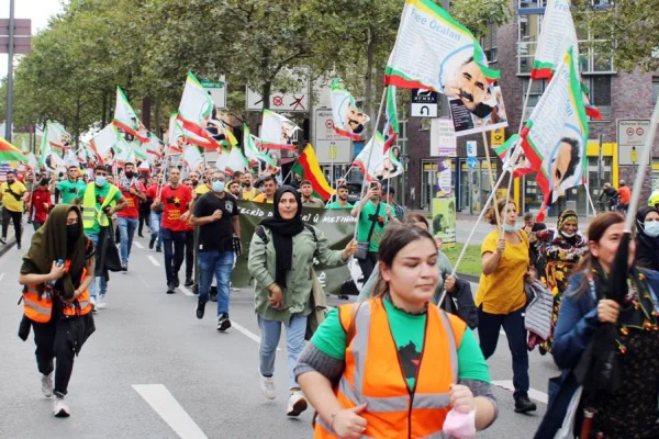 Gençler Öcalan için yürüyor