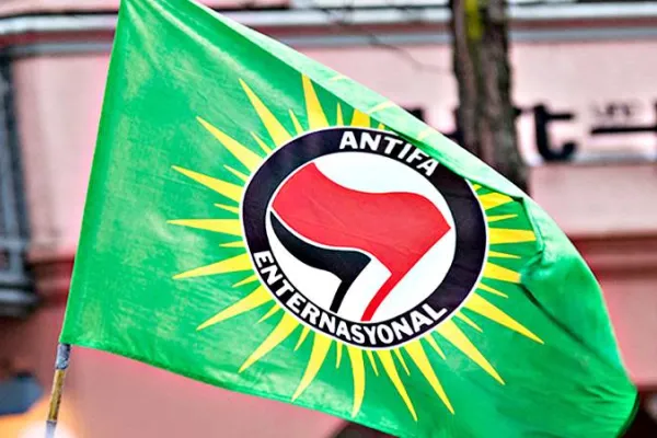 Antifa bayrağı davası yangından mal kaçırır gibi