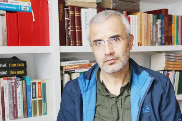 Azad Zal yayıncı ve yazardır serbest kalmalıdır