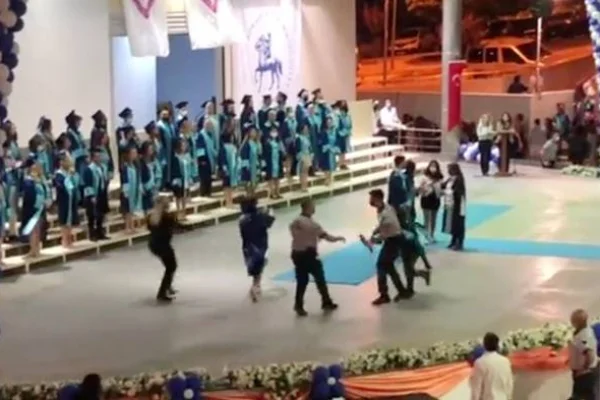 Maskesine bile tahammül edemiyorlar